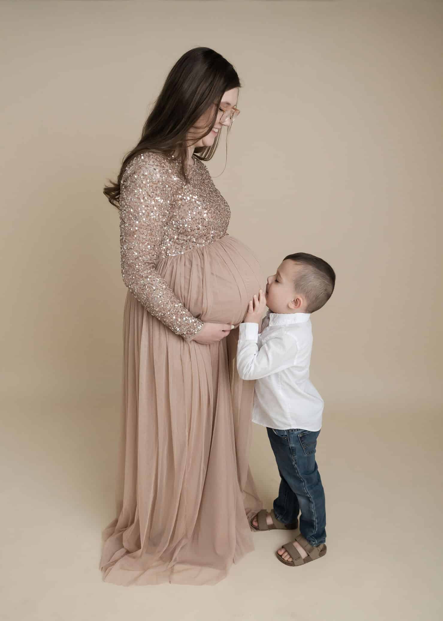 son kissing moms baby bump