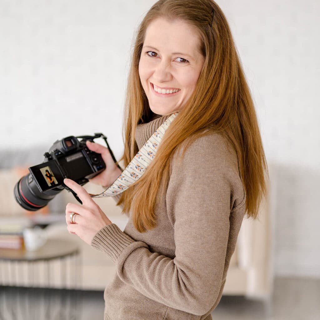 utah maternity photographer looking at back of camera