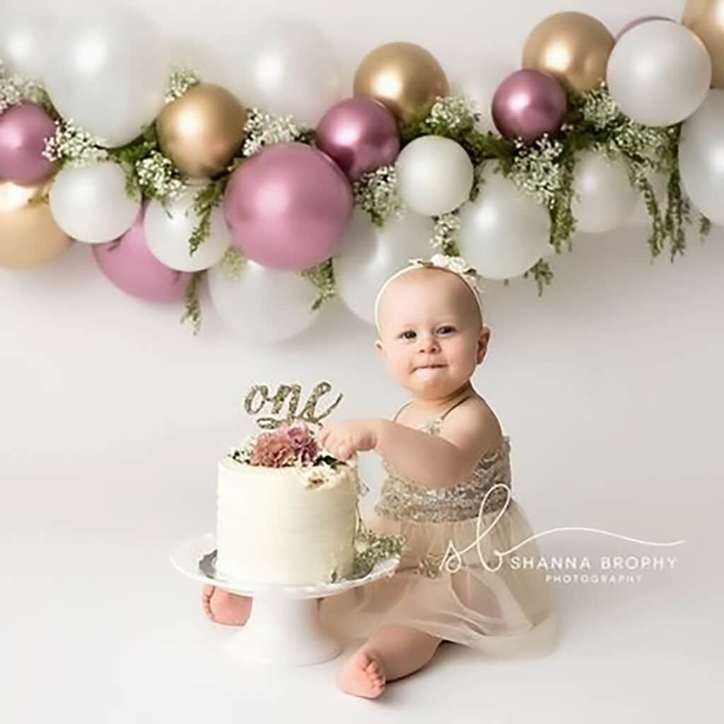 utah county first birthday photoshoot babies breath balloon arch