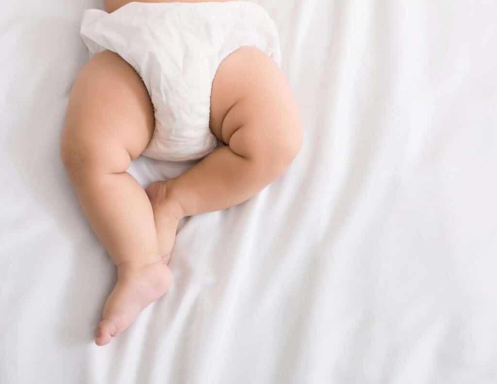 picture of baby legs with diaper for hiding diapers in newborn portraits